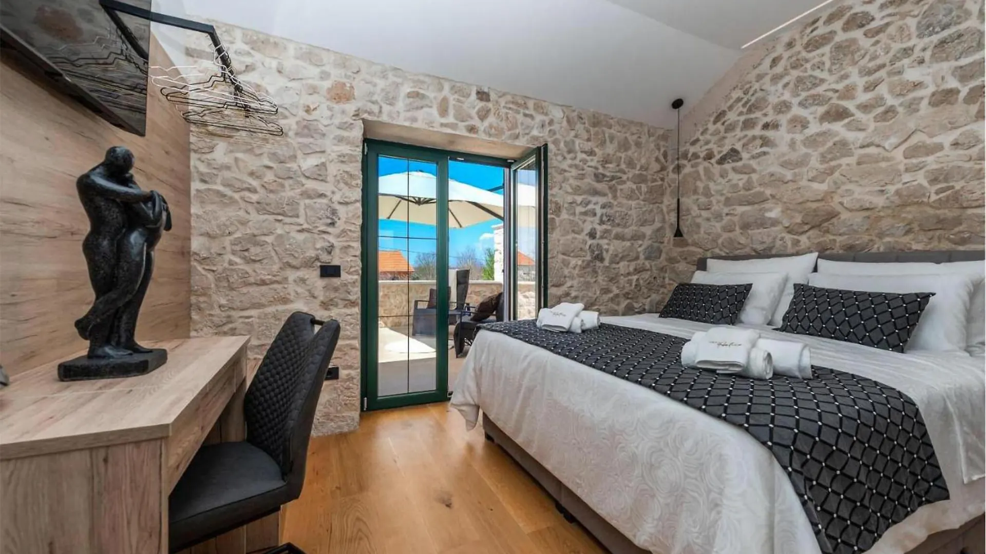 Pet Friendly Home In Poljaci With Kitchen Poljica